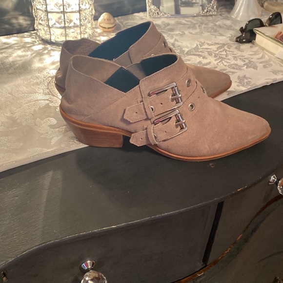 Ankle bootie - Picture 4 of 4